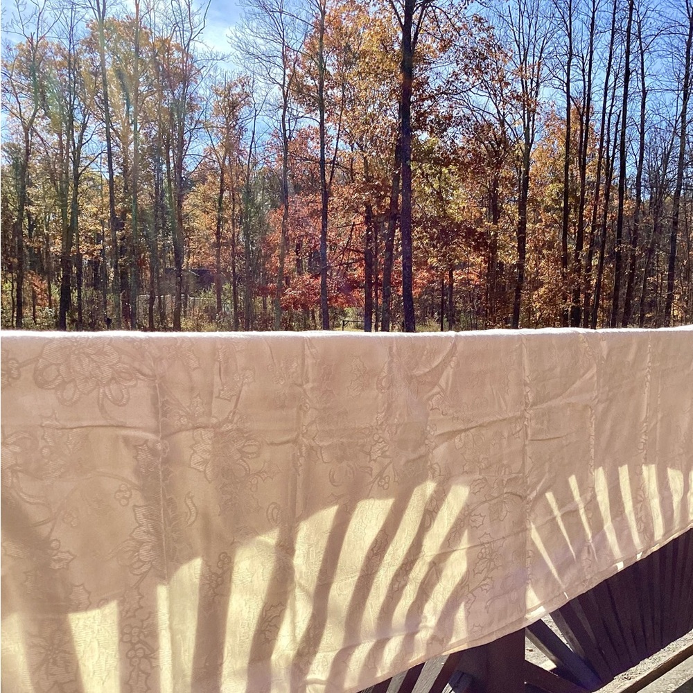 IVORY DAMASK TABLECLOTH NWOT 70” X 84”